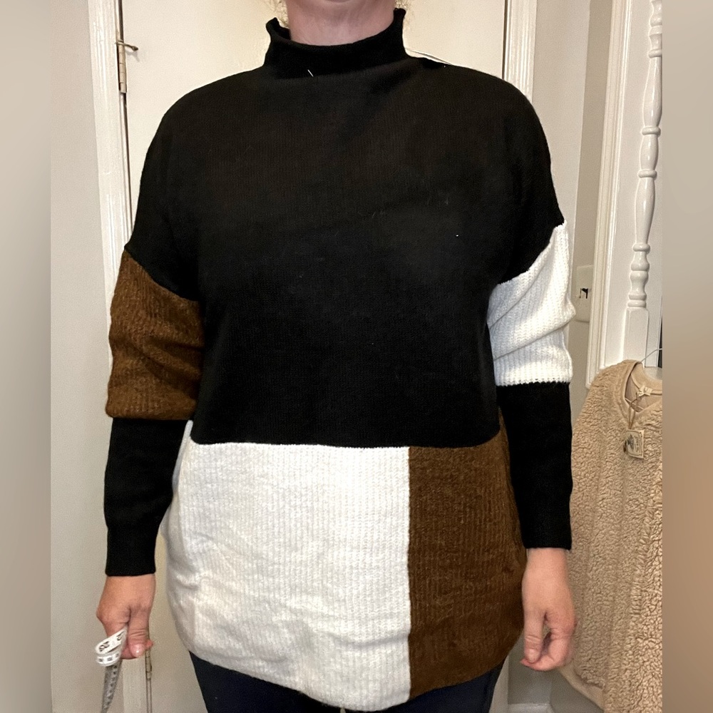 Turtleneck sweater with color block detail, size extra large